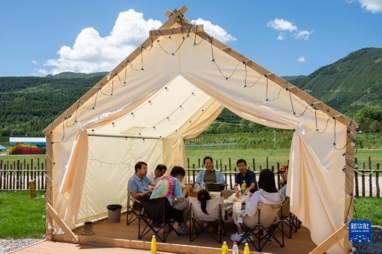 8月12日，游客在寧夏固原市涇源縣大灣鄉(xiāng)楊嶺村品嘗當(dāng)?shù)孛朗场Ｐ氯A社記者 李旭倫 攝