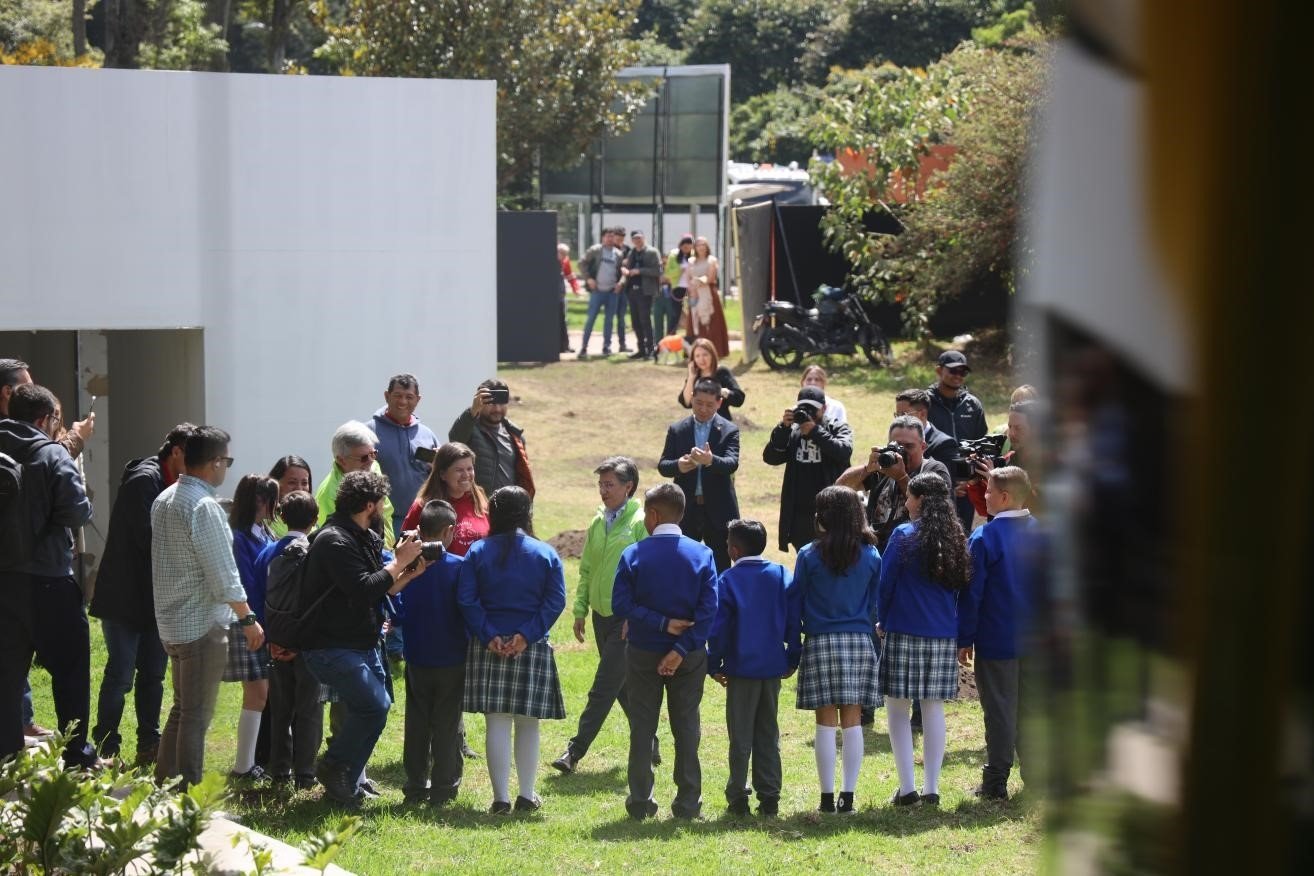 波哥大市長克勞迪婭·洛佩茲與參加活動的學(xué)生代表交流。中國港灣波哥大地鐵一號線項(xiàng)目供圖