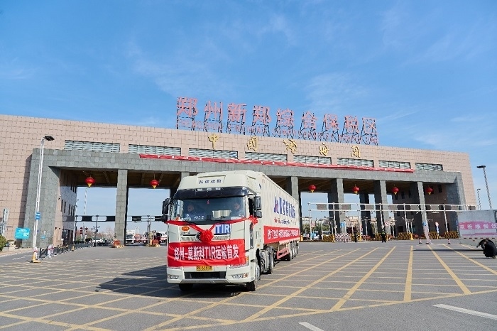 2023年2月20日，鄭州—莫斯科TIR運(yùn)輸首發(fā)車輛駛出鄭州新鄭綜合保稅區(qū)。新鄭海關(guān)供圖