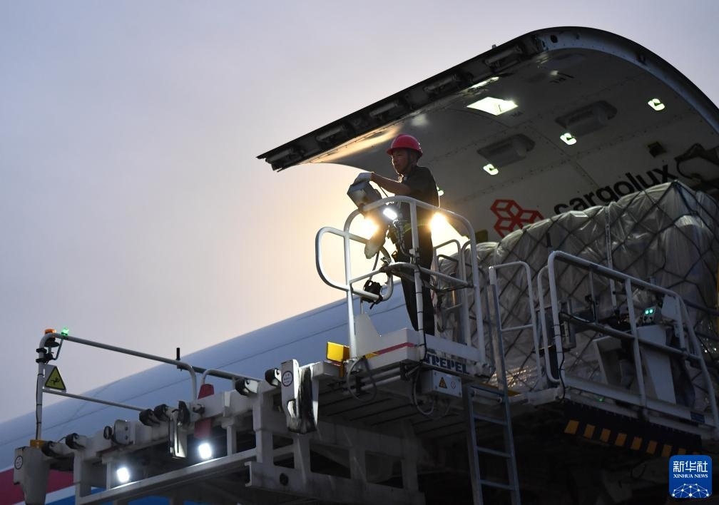8月1日，工作人員在中國鄭州新鄭國際機場為一架盧森堡貨航貨機裝貨。新華社記者 李嘉南 攝