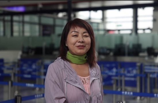 7月22日，曾經(jīng)在老撾瑯勃拉邦工作過3年的加拿大華僑孫月玲乘坐中老鐵路國際旅客列車從中國出境。衛(wèi)海林 攝