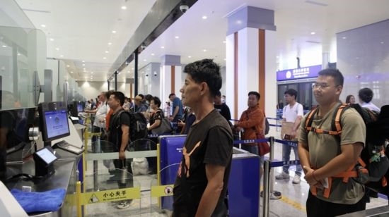 6月13日，乘坐中老鐵路國際旅客列車的旅客在磨憨邊檢大廳排隊候檢。李揚 攝