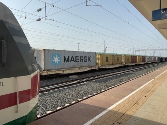 亞吉鐵路吉布提那噶德車(chē)站的貨運(yùn)車(chē)廂。人民網(wǎng)記者 趙艷紅攝