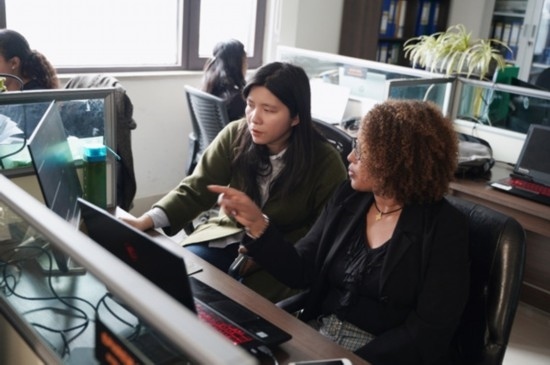 梅德哈妮（右）與中國(guó)同事討論設(shè)計(jì)方案。受訪(fǎng)對(duì)象供圖