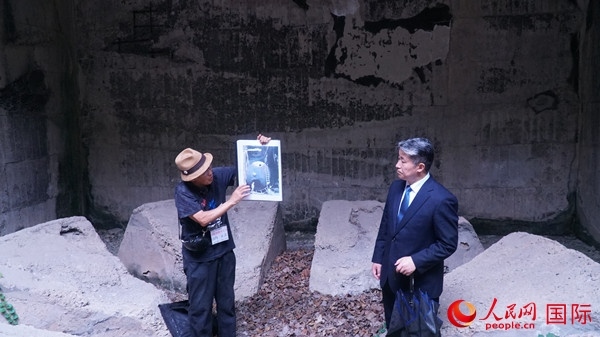 毒氣島歷史研究所事務(wù)局長(zhǎng)山內(nèi)正之在毒氣儲(chǔ)存遺址為大家介紹日軍發(fā)動(dòng)毒氣戰(zhàn)的罪證。人民網(wǎng) 蔣曉辰攝