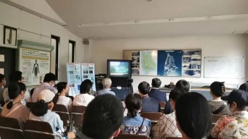 觀看日軍發(fā)動(dòng)毒氣戰(zhàn)的影像資料。中國(guó)駐大阪總領(lǐng)事館供圖