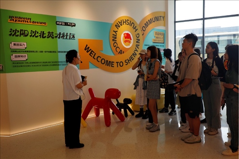記者團在輝山英才社區(qū)采訪。北京外國語大學(xué) 許青攝
