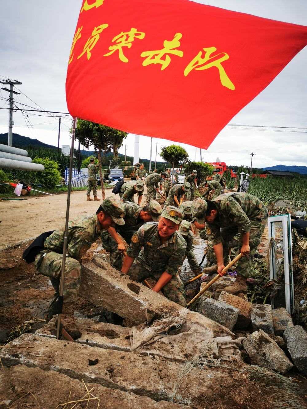 8月7日，陸軍第78集團(tuán)軍某旅組織黨員突擊隊(duì)在吉林舒蘭市七里鄉(xiāng)清理路障。新華社發(fā)（劉洋 攝）