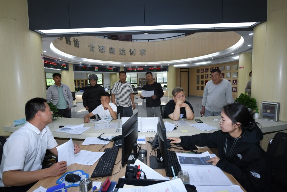 浙江省安吉縣社會治理中心工作人員在處理群眾信訪訴求（5月8日攝）。新華社記者 翁忻旸 攝