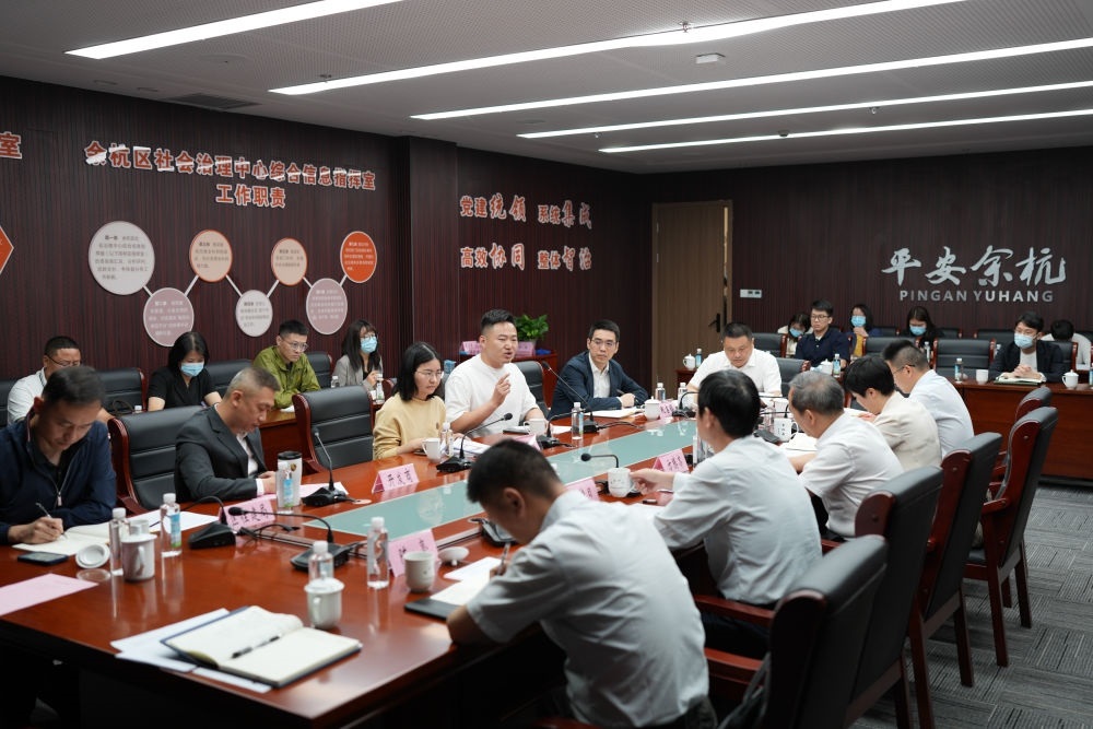 浙江省信訪局領導和相關領導組成的下訪團在杭州市余杭區(qū)社會治理中心接受群眾上訪（5月25日攝）。新華社記者 翁忻旸 攝