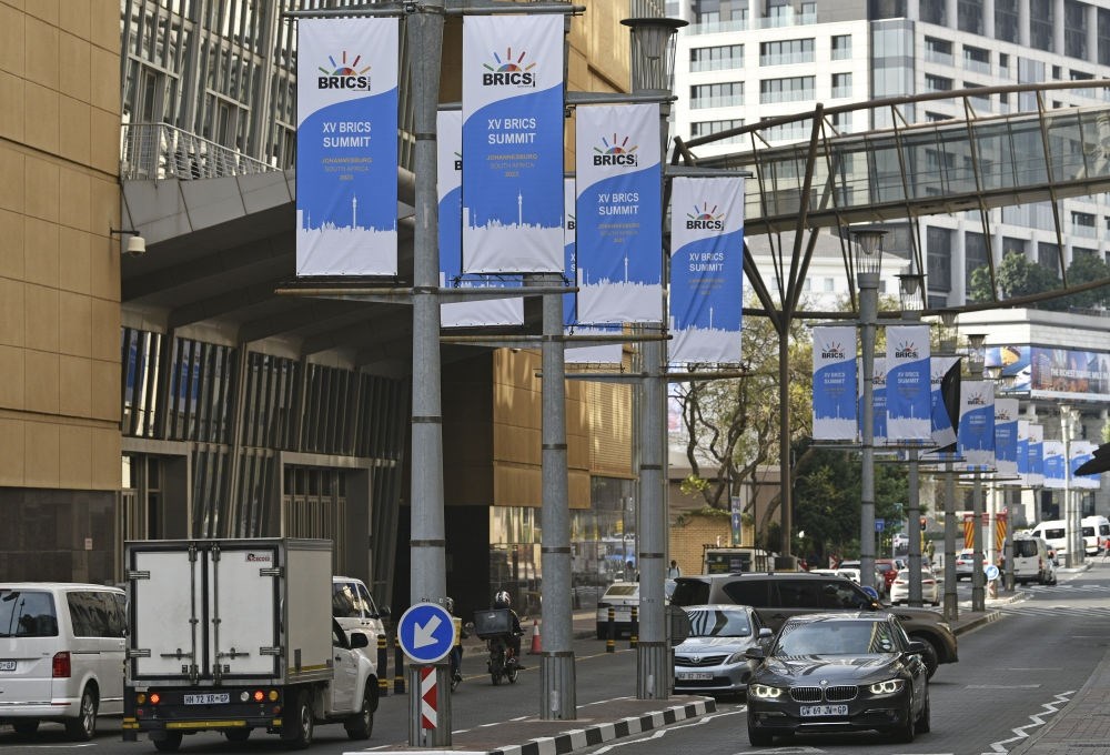 這是8月17日在南非約翰內(nèi)斯堡拍攝的金磚峰會條幅。金磚國家領(lǐng)導(dǎo)人第十五次會晤將于南非約翰內(nèi)斯堡舉行。新華社記者 陳誠 攝