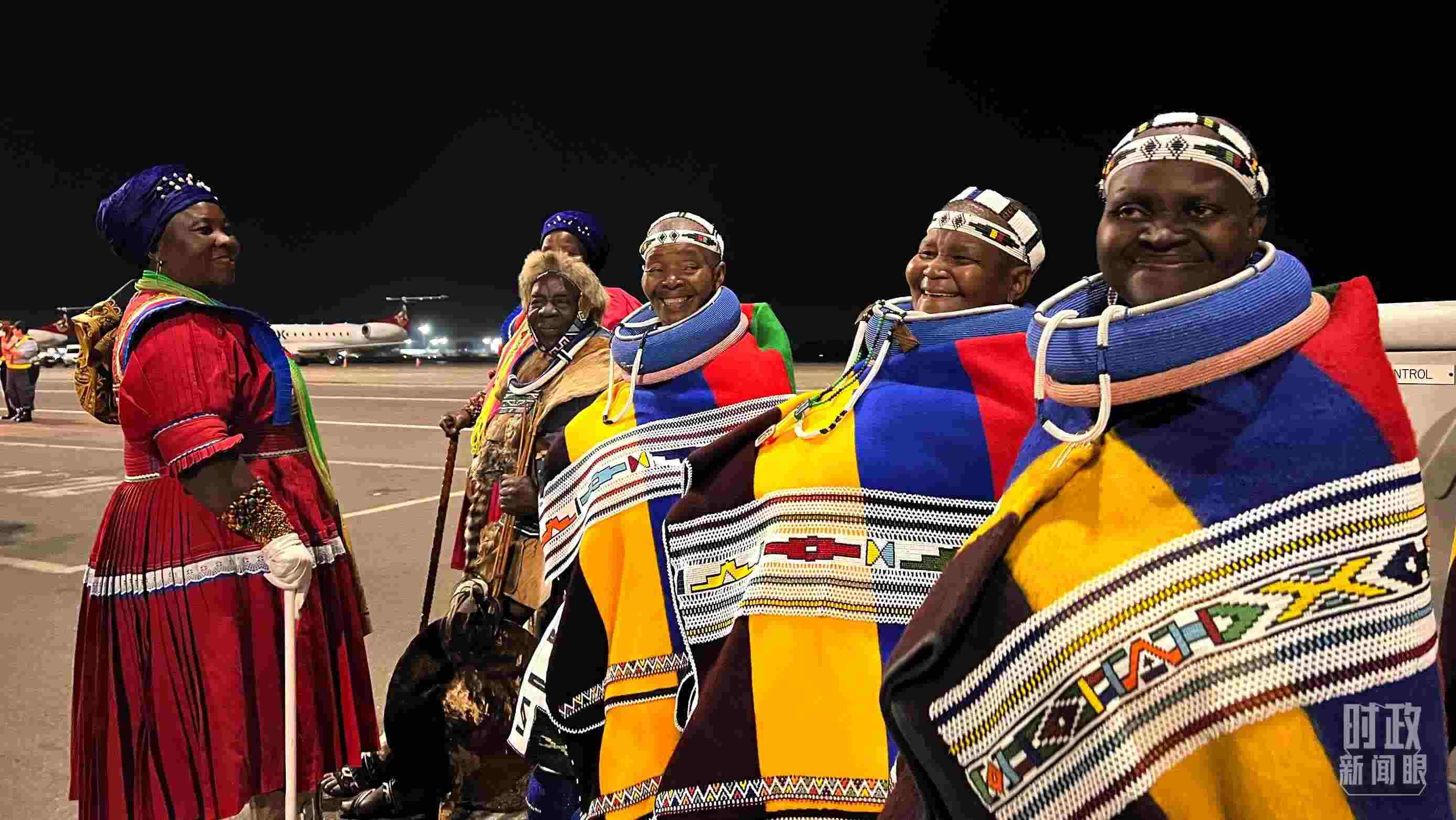 △身穿民族服裝的當(dāng)?shù)孛癖?。（總臺央視記者程鋮拍攝）