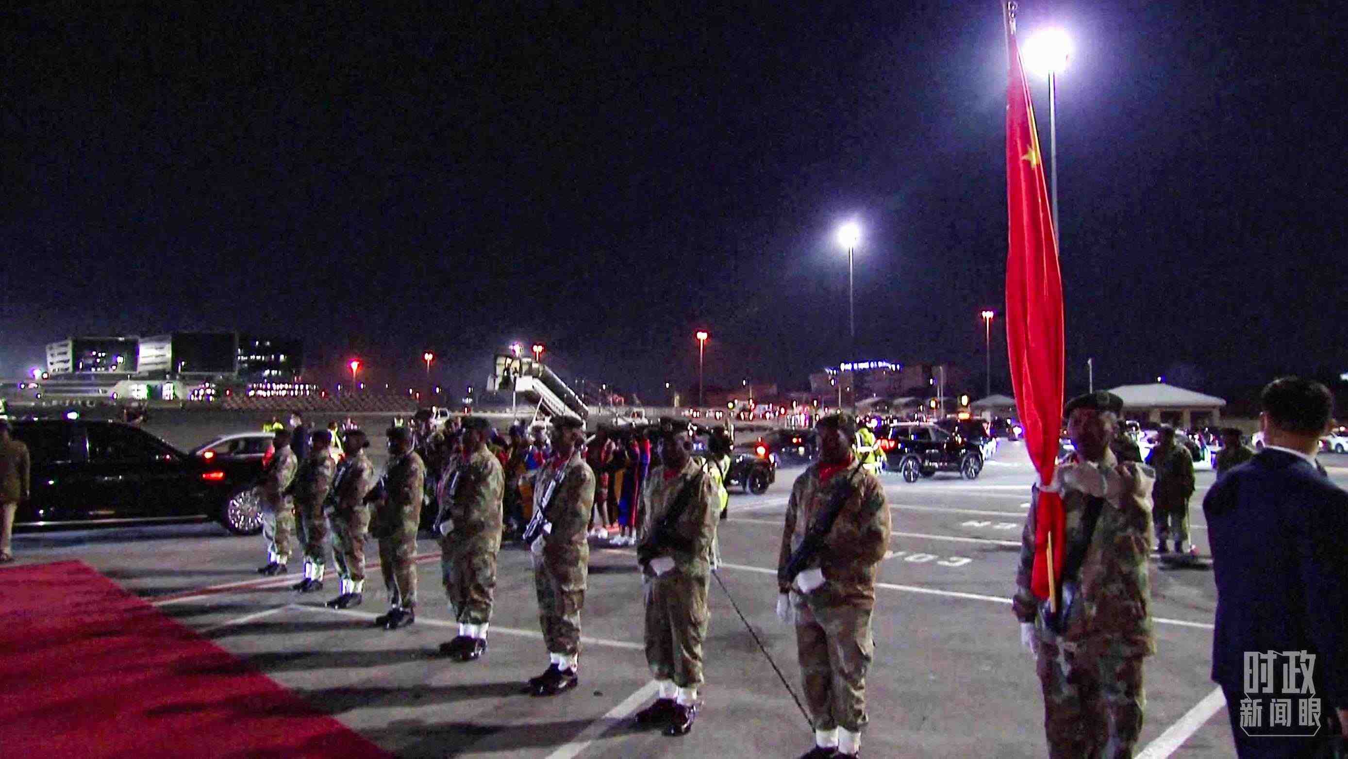 △機(jī)場現(xiàn)場的禮兵。