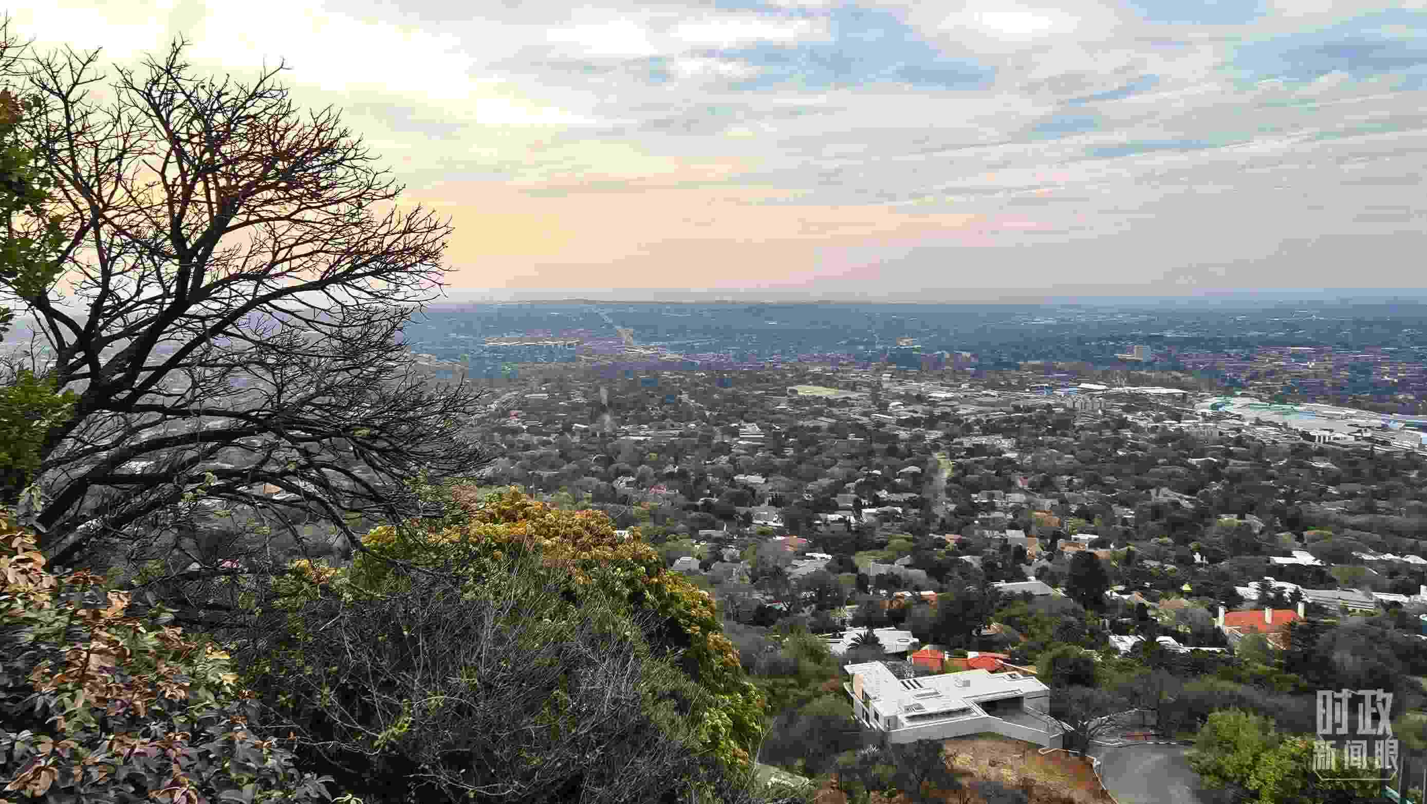 △ 俯瞰南非約翰內(nèi)斯堡。（總臺央視記者韓銳拍攝）