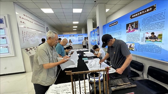 臨潢家園社區(qū)居民在書法練習(xí)室練習(xí)書法。人民網(wǎng)記者 金洪花攝