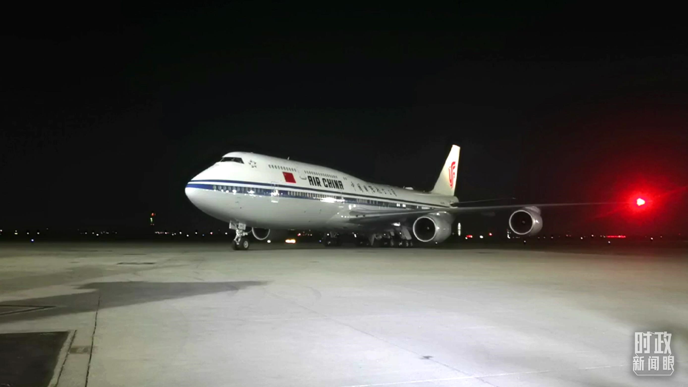 △這是習(xí)近平乘坐的專機(jī)。（總臺央視記者鐘銳拍攝）