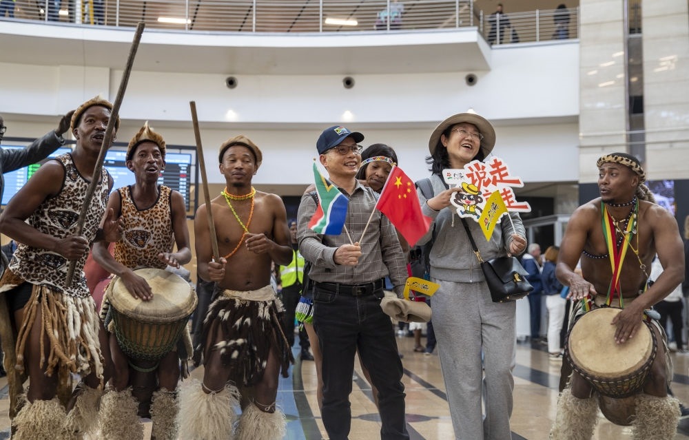 在南非約翰內(nèi)斯堡坦博國(guó)際機(jī)場(chǎng)，南非舞蹈演員歡迎中國(guó)試點(diǎn)恢復(fù)出境團(tuán)隊(duì)旅游后首批抵達(dá)南非的中國(guó)游客（2023年3月29日攝）。