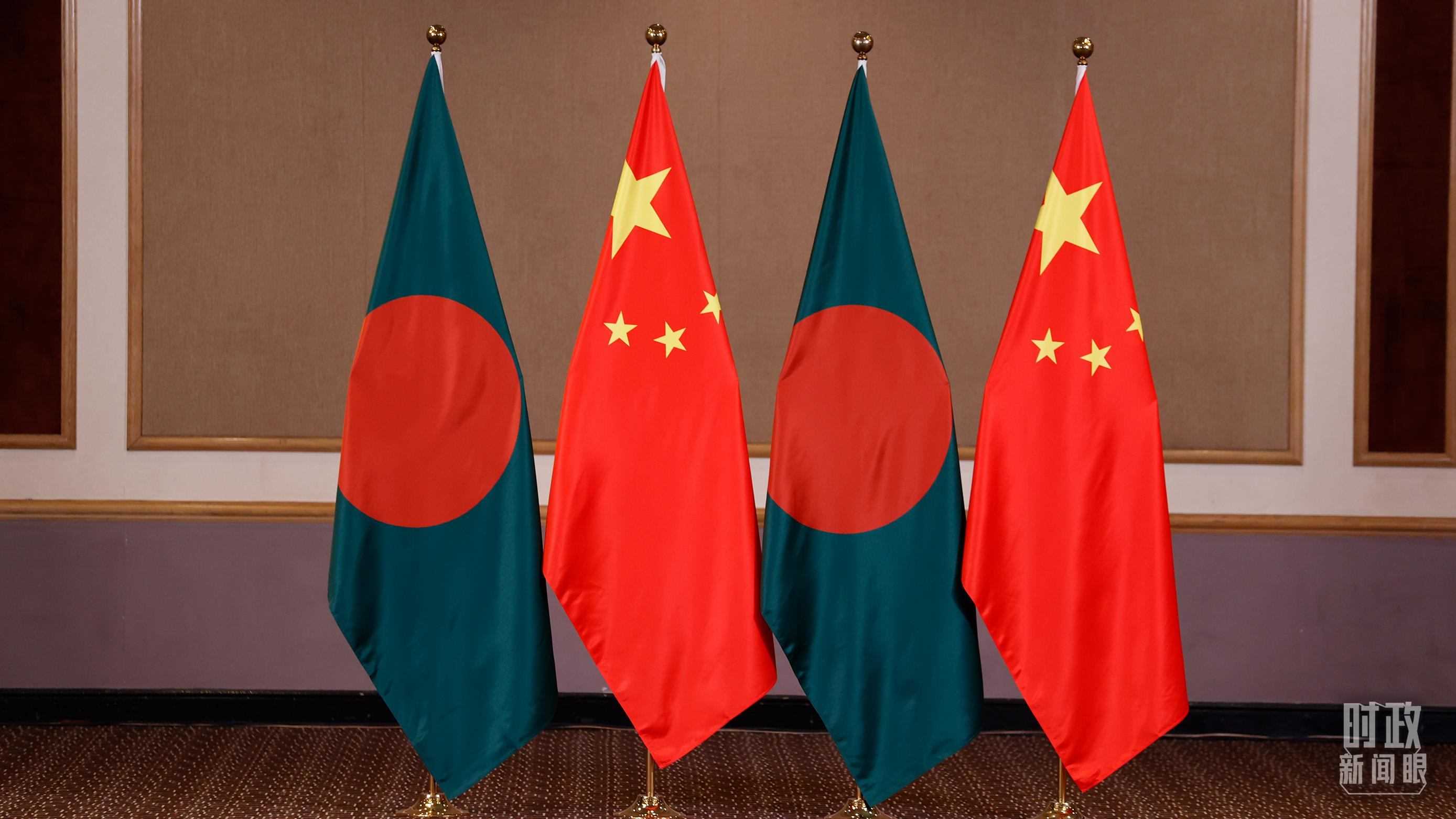 △會(huì)見現(xiàn)場(chǎng)的中孟兩國(guó)國(guó)旗。（總臺(tái)央視記者耿小龍拍攝）