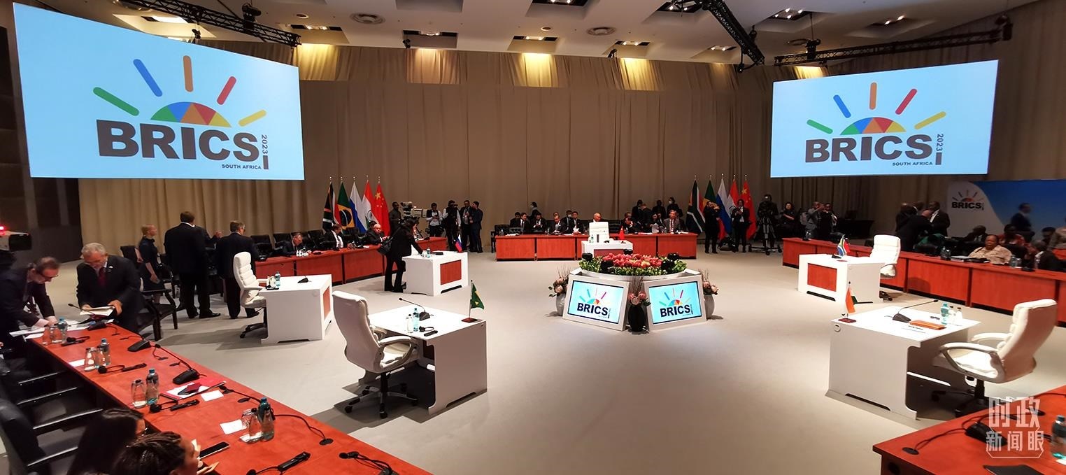 △23日上午，金磚國(guó)家領(lǐng)導(dǎo)人第十五次會(huì)晤在這里舉行。這是會(huì)晤開始前的場(chǎng)景。（總臺(tái)央視記者李錚拍攝）