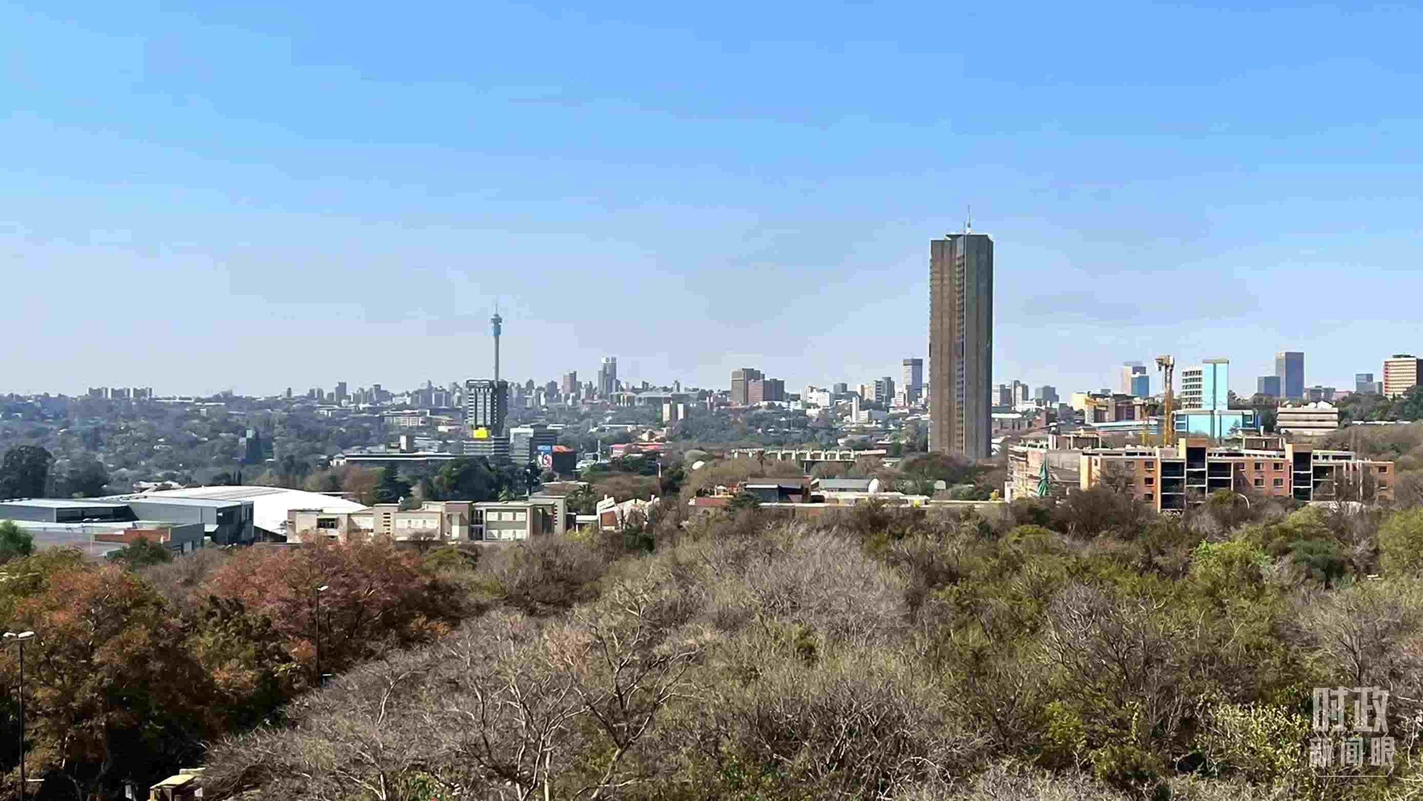 △約翰內(nèi)斯堡城市天際線。（總臺(tái)記者馬培敏拍攝）