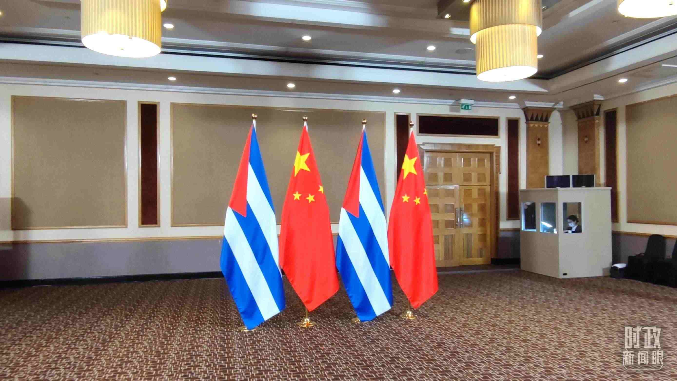 △會(huì)見現(xiàn)場(chǎng)的中古兩國(guó)國(guó)旗。（總臺(tái)央視記者耿小龍拍攝）