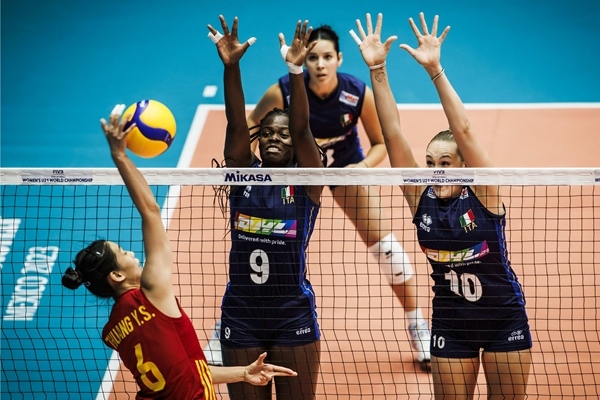 中國隊球員莊宇珊(左)在比賽中。圖片來源：國際排聯(lián)