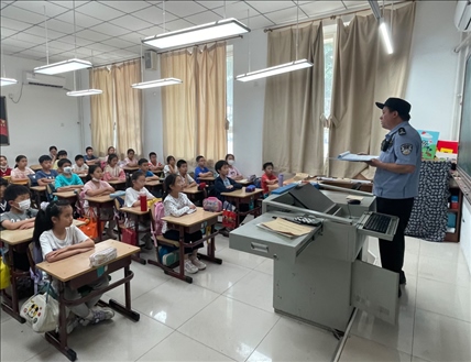 趙超剛在呼家樓中心小學(xué)為學(xué)生們講法治課。受訪者供圖