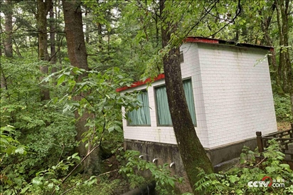 （被保護(hù)在房子內(nèi)的泉眼連接著管道 央視網(wǎng)記者 王靜遠(yuǎn) 攝）