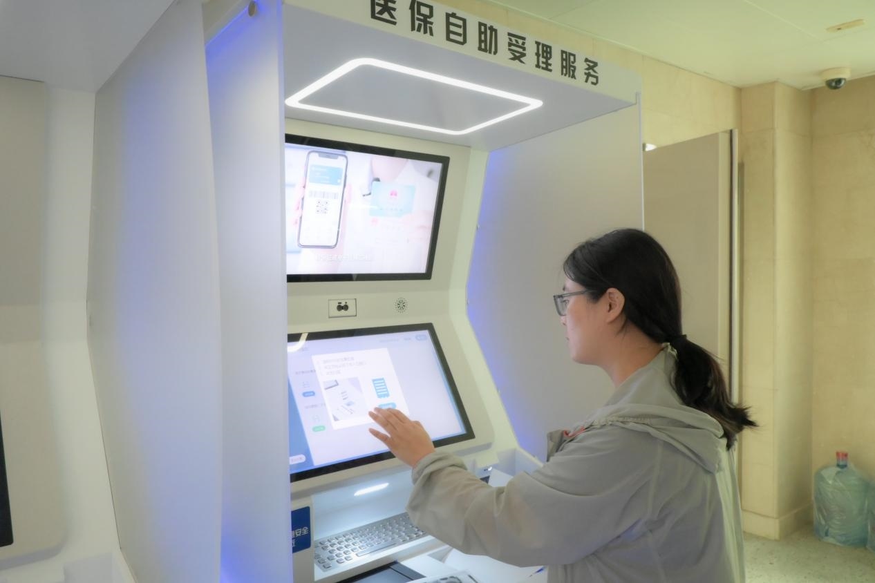 醫(yī)保自助受理服務(wù)機(jī)為市民辦理事項提供了又一選擇途徑。人民網(wǎng)記者 張麗瑋攝