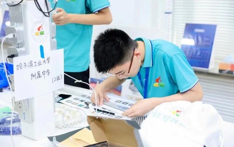 △今年7月，“逐夢蒼穹”科技主題教育活動在北京市八一學校舉辦。來自全國各地的百余名師生，在動手實踐中學習航天知識、提高創(chuàng)新能力。