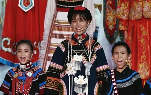 △今年7月，在成都大運會開幕式上，從大山深處走來的孩子們，自信地站在舞臺中央，以歌聲表達對未來的憧憬。