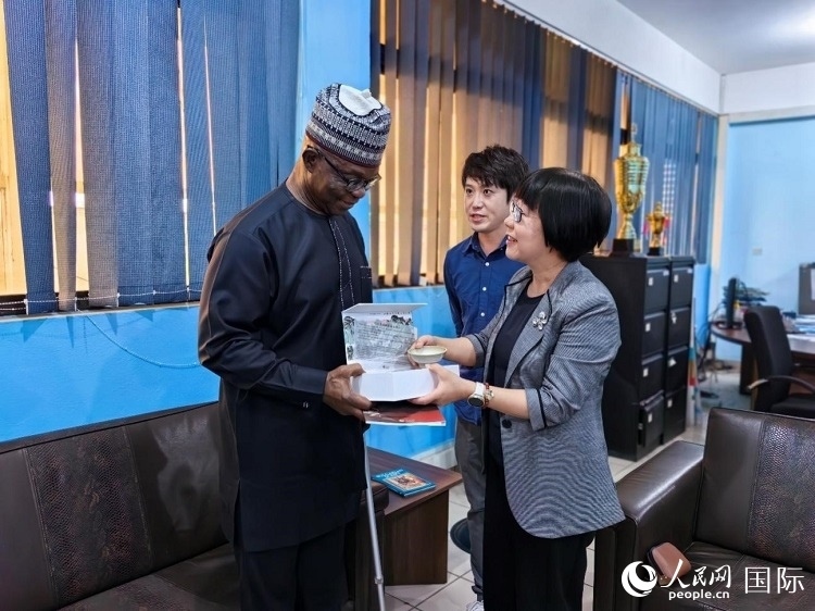 人民網(wǎng)監(jiān)事會(huì)主席唐維紅（右一）帶隊(duì)訪問尼日利亞通訊社，與該社總裁布克·龐勒（左一）交流。人民網(wǎng)記者 陳星星攝