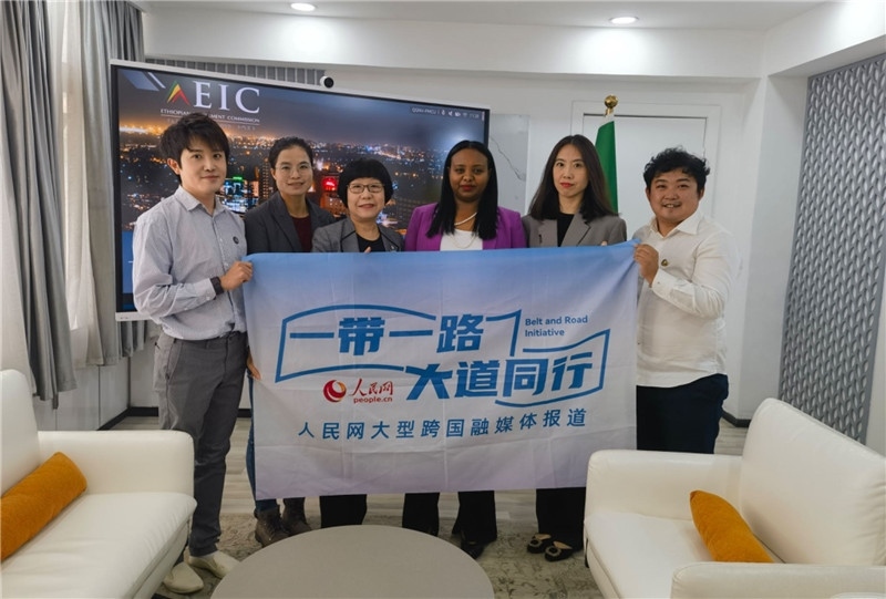 埃塞俄比亞投資委主任萊利斯（右三）、萬(wàn)巧云（左二）與人民網(wǎng)記者合影。