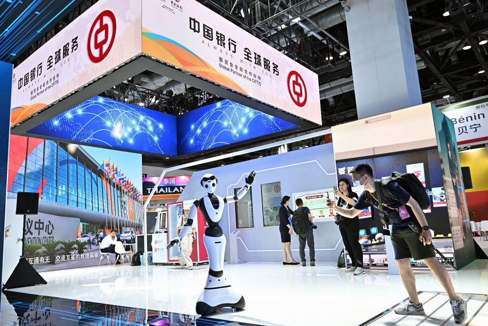 9月1日，媒體記者在國(guó)家會(huì)議中心中國(guó)銀行展臺(tái)拍攝一款迎賓接待機(jī)器人。新華社記者 李鑫 攝