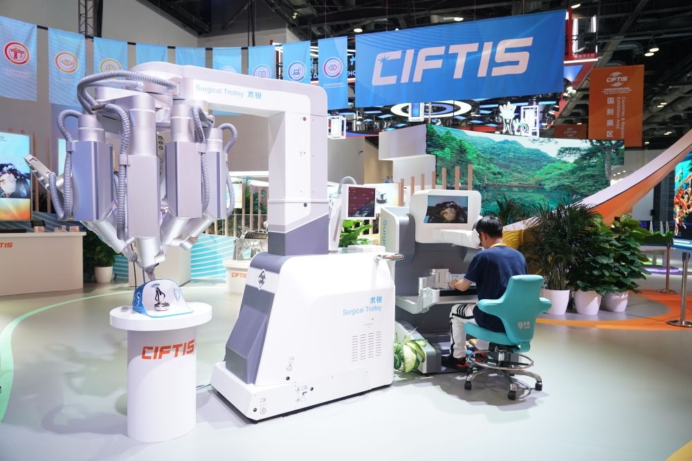 這是9月1日在國(guó)家會(huì)議中心拍攝的一款單孔腔鏡手術(shù)機(jī)器人。新華社記者 任超 攝