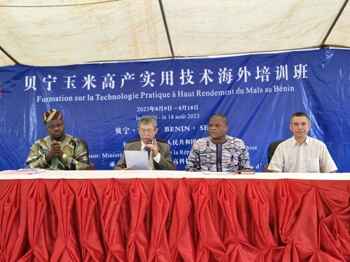 8月9日，2023年貝寧“玉米高產(chǎn)實用技術(shù)培訓(xùn)班”開班儀式在位于塞梅波吉市的中國援貝寧農(nóng)業(yè)技術(shù)示范中心舉行。