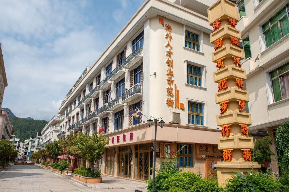 浙江溫州文成縣玉壺鎮(zhèn)是全國(guó)著名僑鄉(xiāng)。近年來，當(dāng)?shù)胤e極搭建平臺(tái)，吸引華僑回鄉(xiāng)創(chuàng)業(yè)。圖為該鎮(zhèn)的海外人才創(chuàng)業(yè)示范街