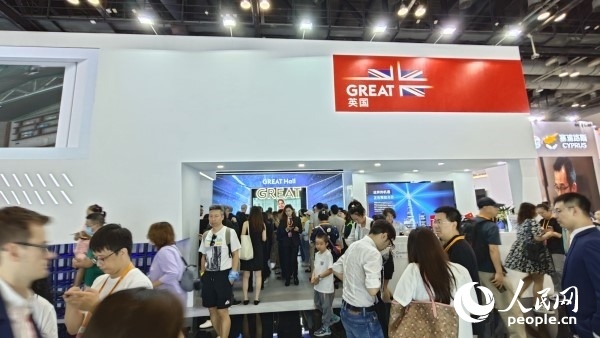 9月3日，英國館吸引參展觀眾駐足。人民網(wǎng)記者 趙雯博攝