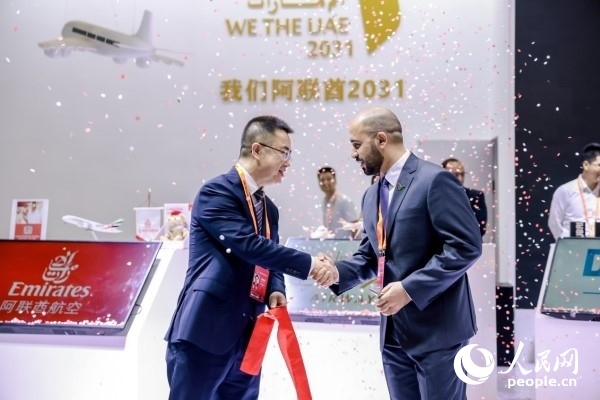 9月3日，阿聯(lián)酋駐華大使館臨時代辦、副館長哈利德·沙赫參贊與中國貿(mào)促會聯(lián)絡(luò)部二級巡視員楊曉軍揭幕阿聯(lián)酋國家館。圖片由阿聯(lián)酋駐華大使館提供