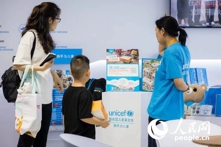 9月2日，觀眾駐足聯(lián)合國兒童基金會展館。圖片由聯(lián)合國兒童基金會提供