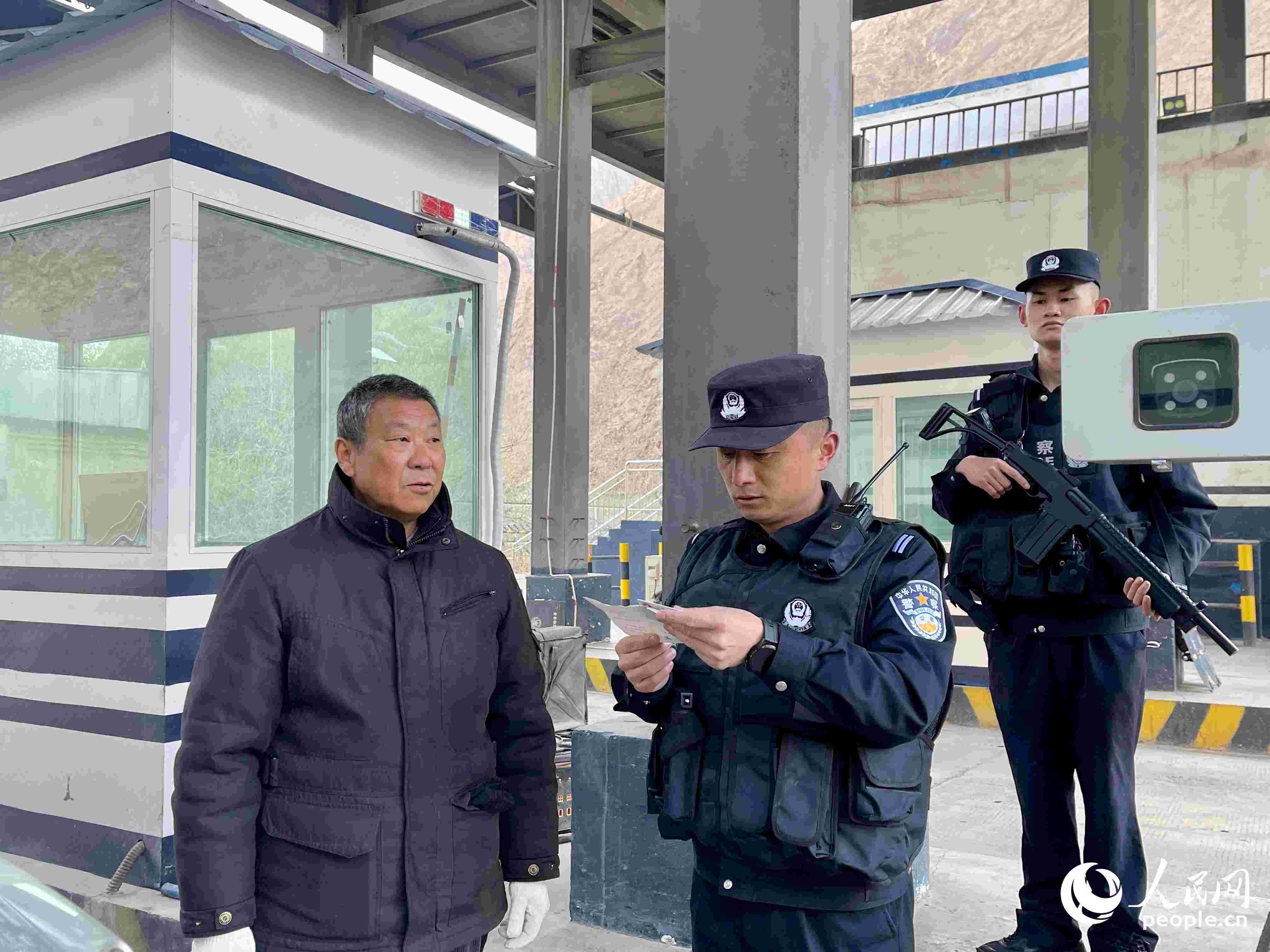 2023年5月10日，在庫(kù)地邊境檢查站，陳暢核對(duì)進(jìn)出邊境管理區(qū)人員信息。人民網(wǎng) 周靜圓攝