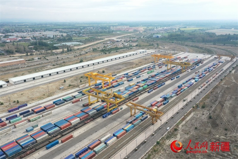 8月8日，在霍爾果斯口岸換裝廠區(qū)，工人正在進行吊箱作業(yè)。 人民網(wǎng)記者 張力洋攝