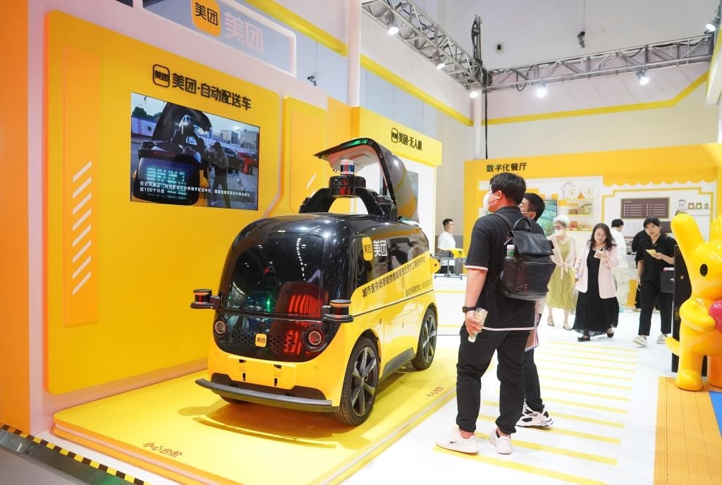 9月4日，在2023年服貿(mào)會(huì)國家會(huì)議中心美團(tuán)展臺(tái)，觀眾參觀一款自動(dòng)配送車。新華社記者 劉嶺逸 攝