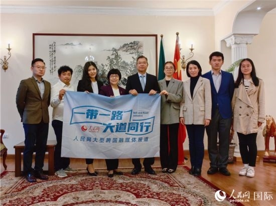 胡長春大使、駐非盟使團(tuán)工作人員與人民網(wǎng)記者合影。