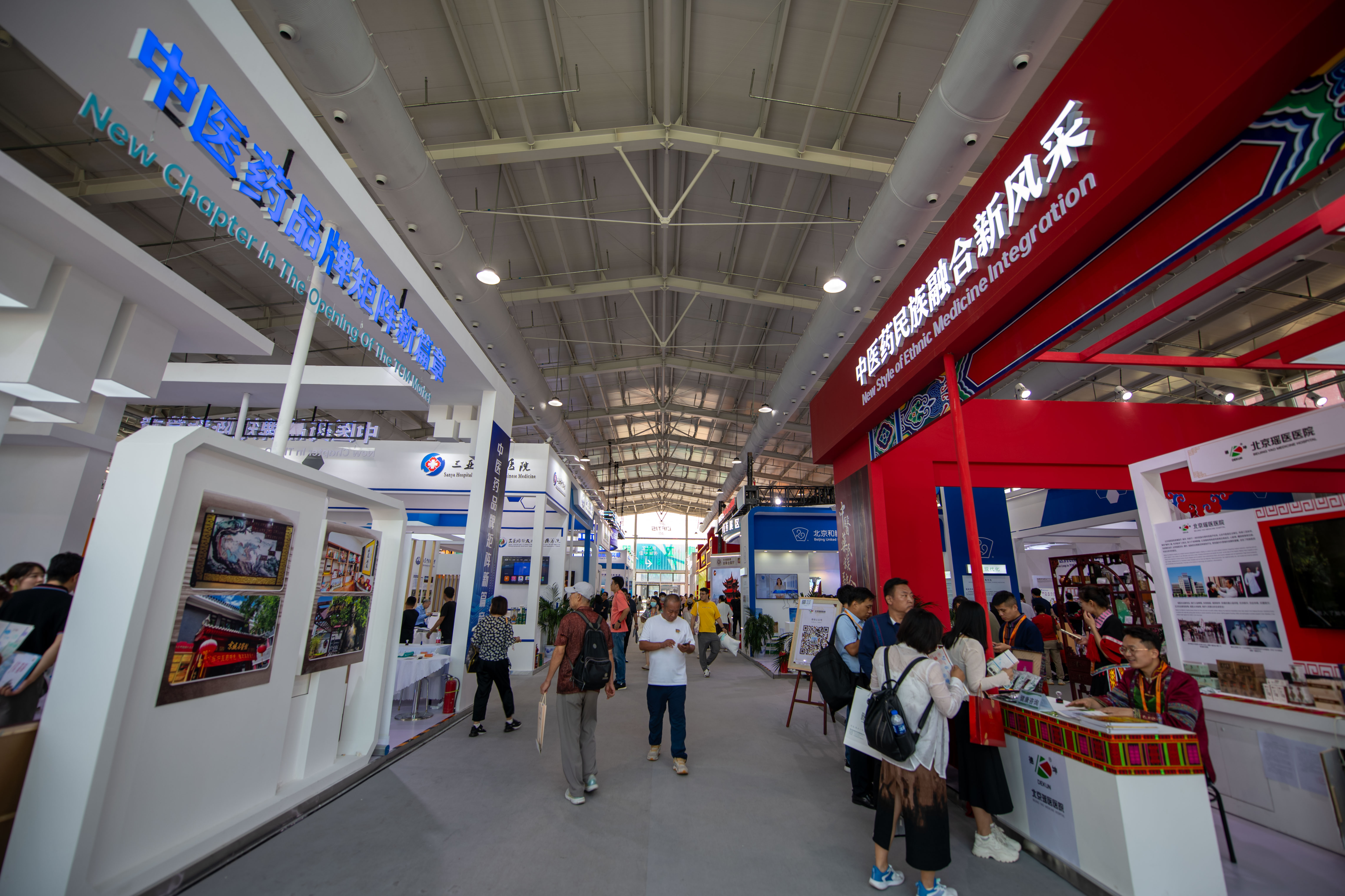 在位于首鋼園的健康衛(wèi)生服務(wù)展區(qū)，觀眾正在參觀。人民網(wǎng)記者 翁奇羽攝