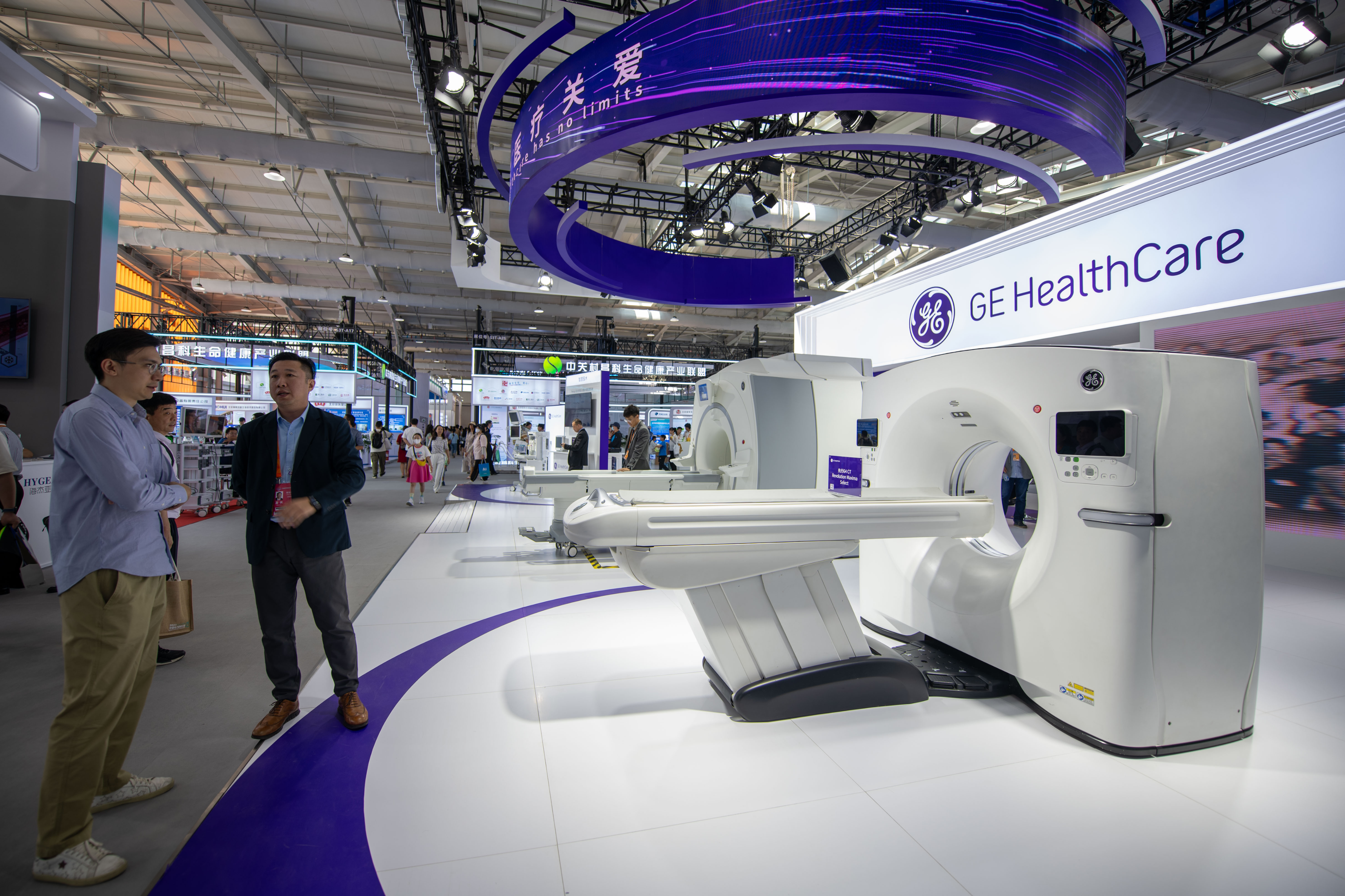 9月3日，在位于首鋼園的健康衛(wèi)生服務(wù)展區(qū)，觀眾正在參觀GE展臺。人民網(wǎng)記者 翁奇羽攝
