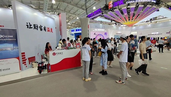 在銀行展臺，“溫度”成為了高頻詞匯。人民網(wǎng)記者 李彤?dāng)z