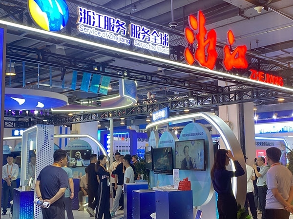 在浙江省交易團(tuán)展區(qū)，數(shù)字支付技術(shù)吸引了觀展群眾的目光。人民網(wǎng)記者 李彤?dāng)z