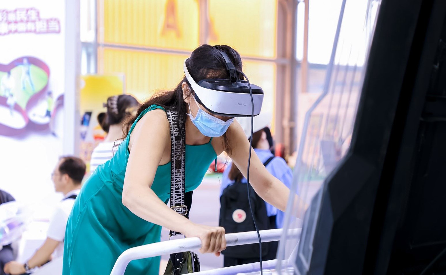 觀眾參與AI體驗(yàn)。圖片來(lái)源：中國(guó)國(guó)際服務(wù)貿(mào)易交易會(huì)