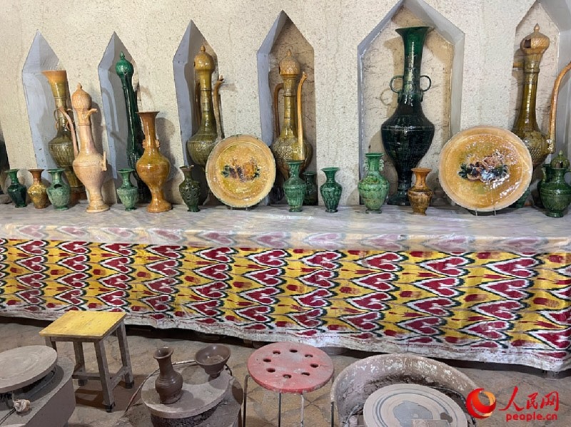 游客制作土陶體驗區(qū)。人民網(wǎng)記者 常雪梅攝